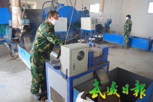 涼州廢舊農(nóng)膜再生加工廠 工人操作加工設備的綠色實踐